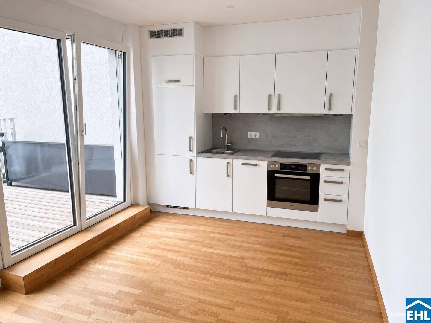 Moderne Küchenzeile mit weißen Schränken und Holzboden, direktem Zugang zur Terrasse.