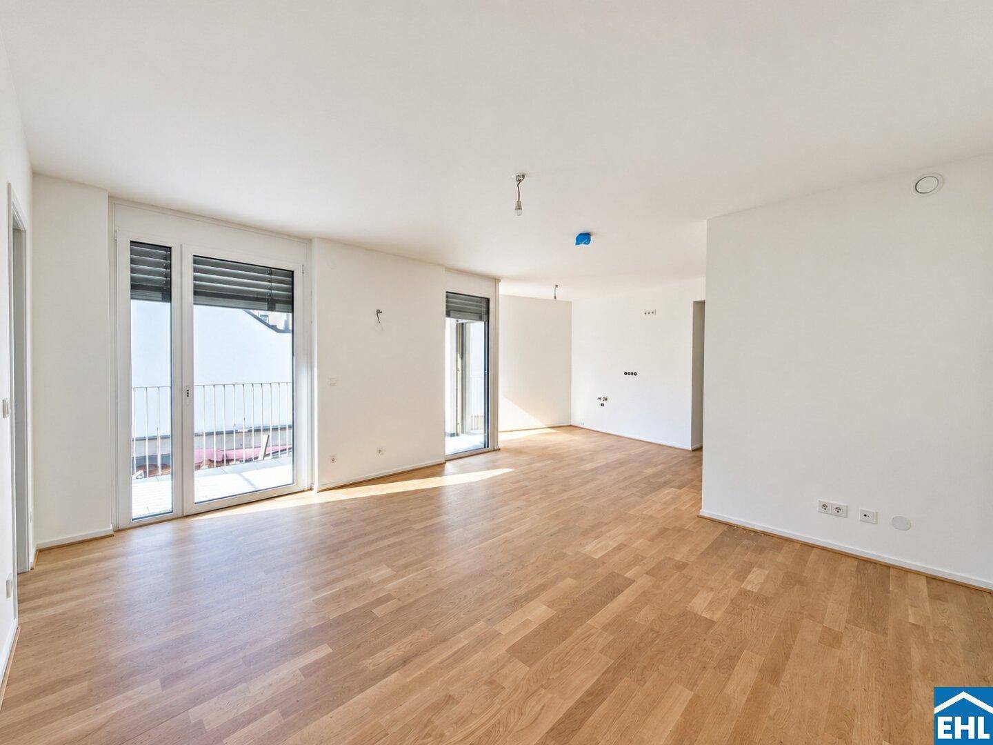 Großzügiger, heller Wohnraum mit Parkettboden und mehreren Fenstern für optimale Belichtung.