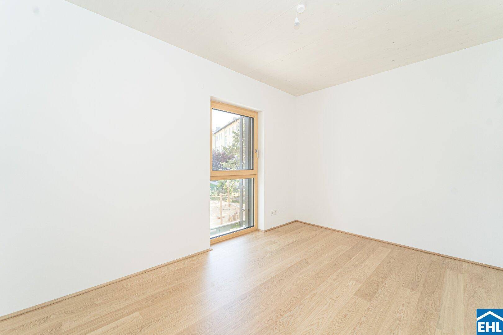 Kleineres, helles Zimmer mit Holzboden und Fenster, geeignet als Schlaf- oder Arbeitszimmer.
