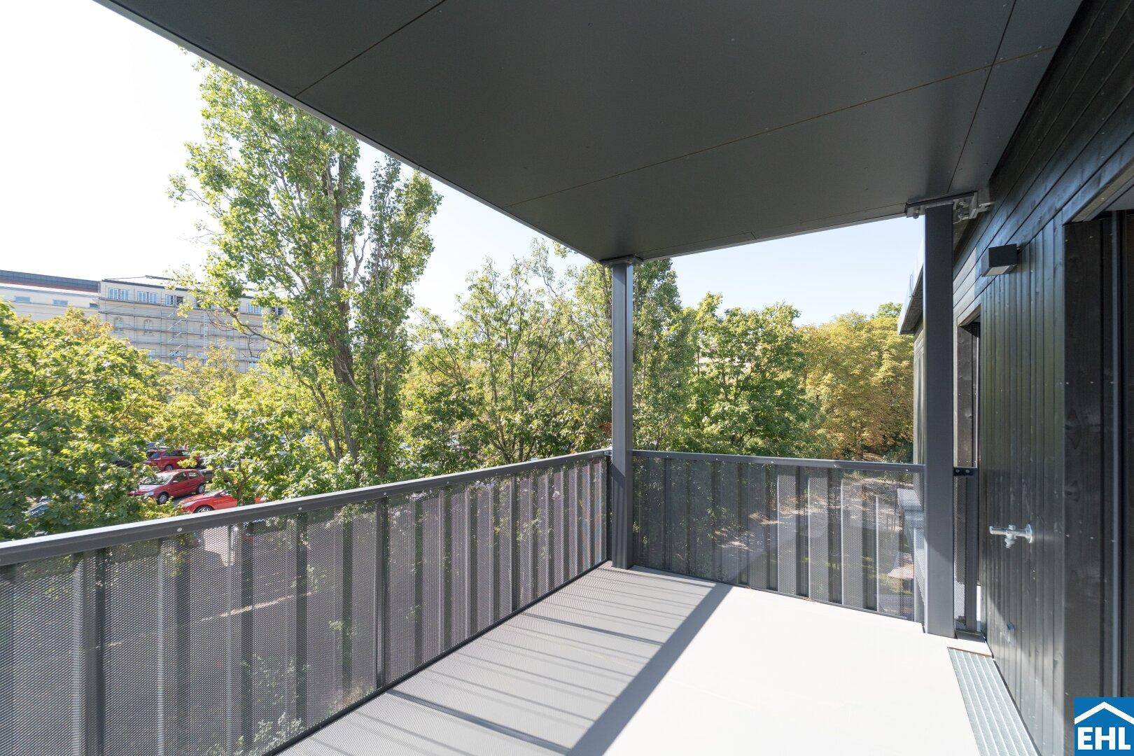 Moderner Balkon mit dunklem Geländer und Blick ins Grüne, ideal zum Entspannen im Freien.