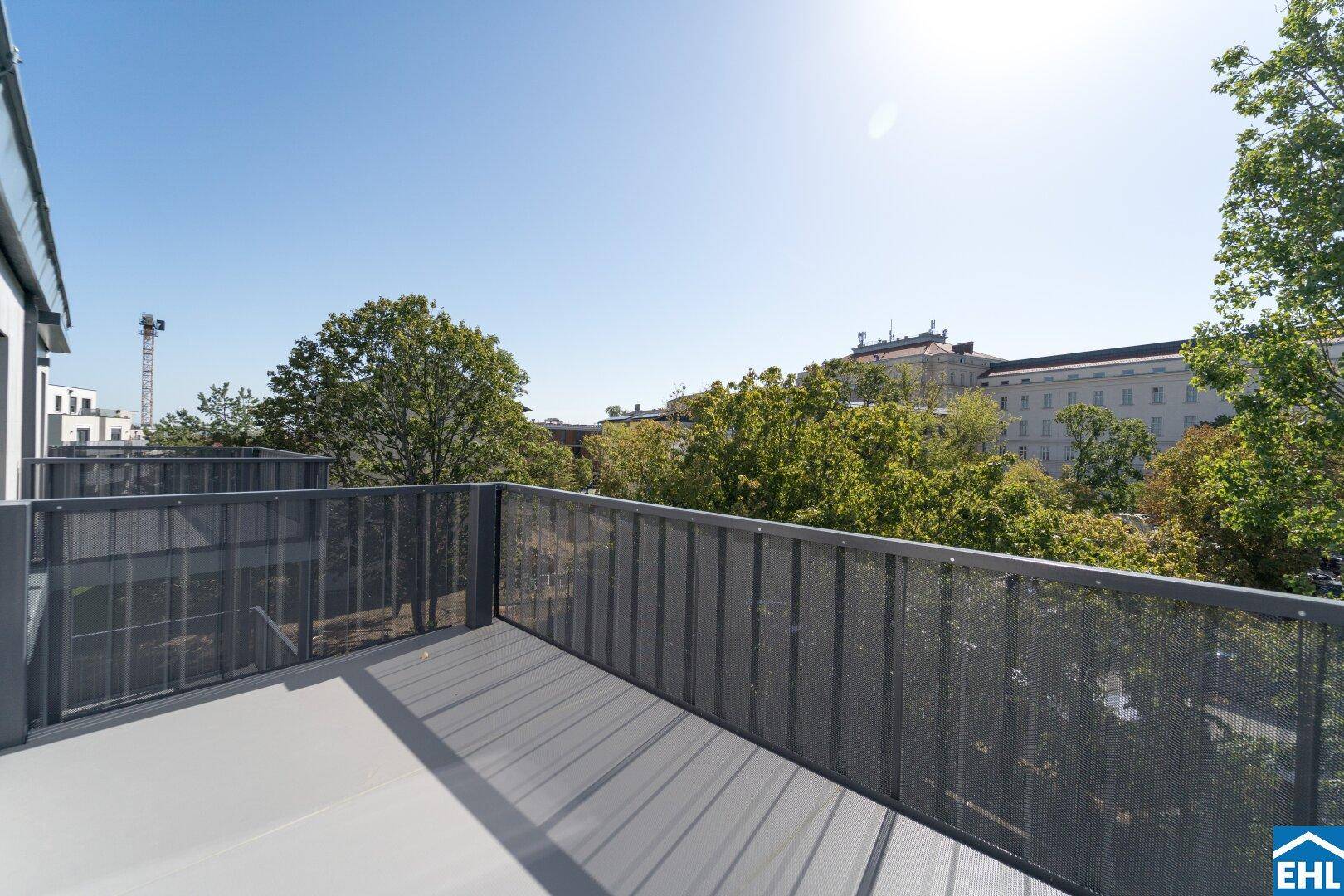Sonniger Balkon mit moderner Brüstung und Panoramablick über die Umgebung.