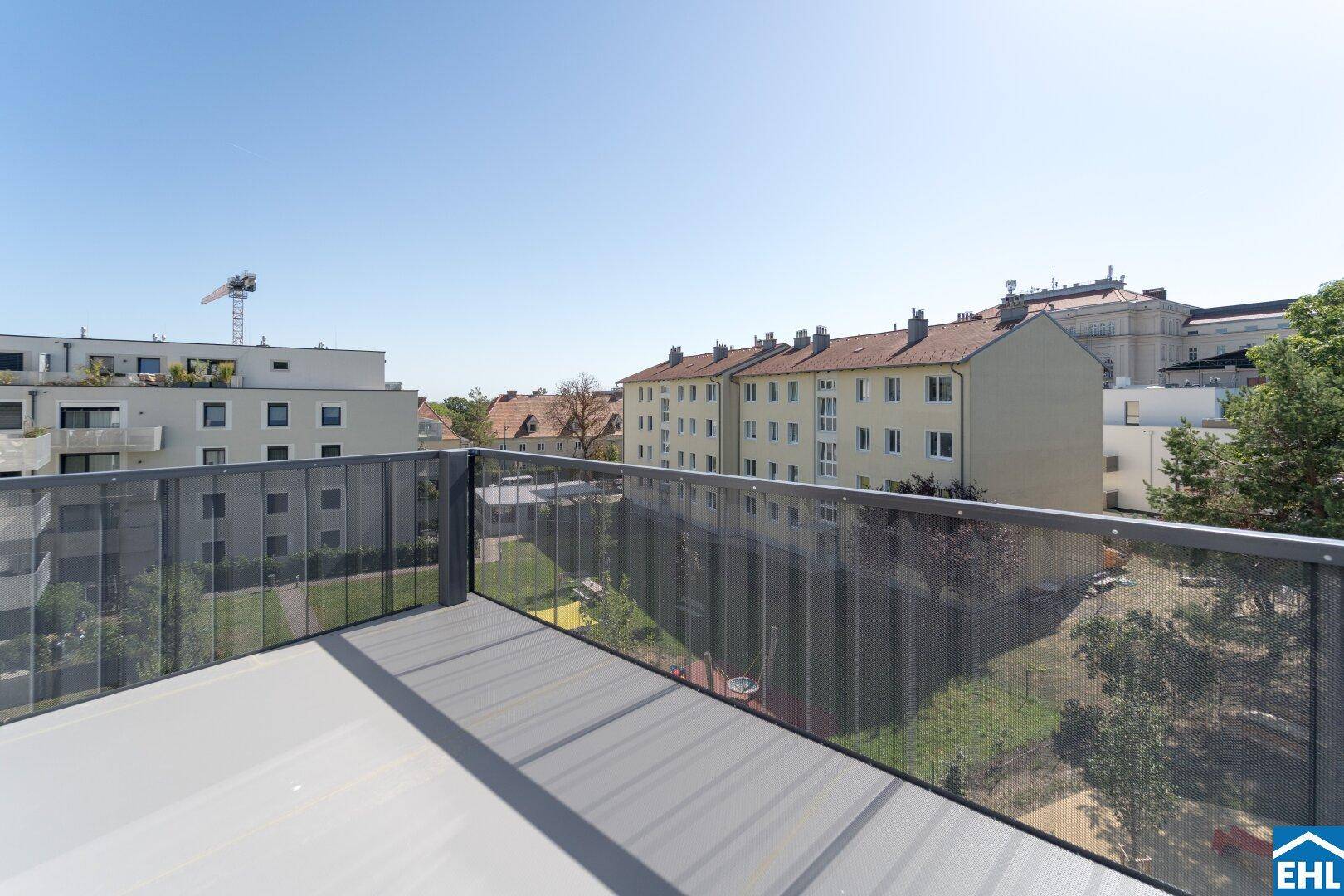 Heller Balkon mit weitem Blick über die Nachbarschaft und angrenzende Grünanlagen.