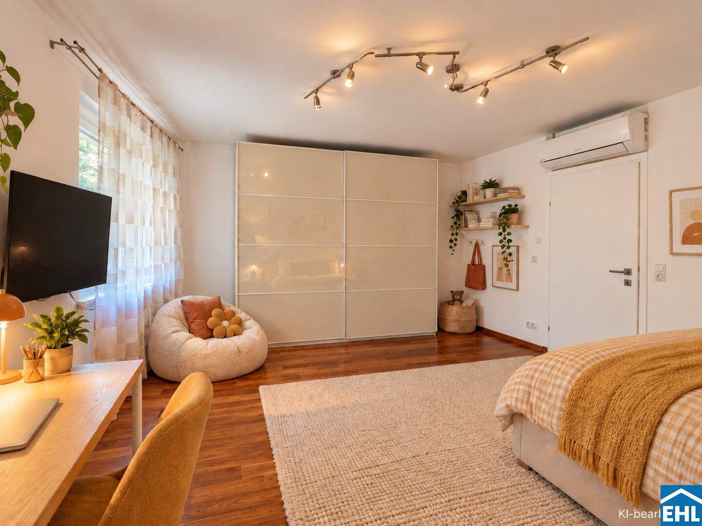Modern eingerichtetes Schlafzimmer mit Schiebetürenschrank und Holzboden.