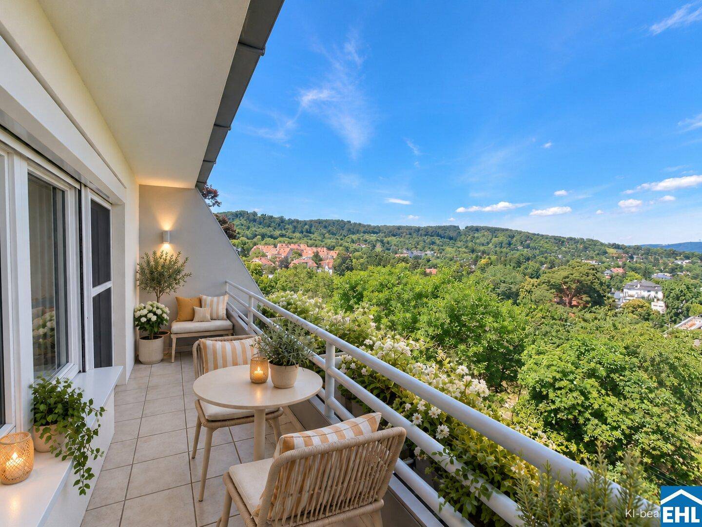 Sonniger Balkon mit Sitzgelegenheiten und weitem Blick ins Grüne.