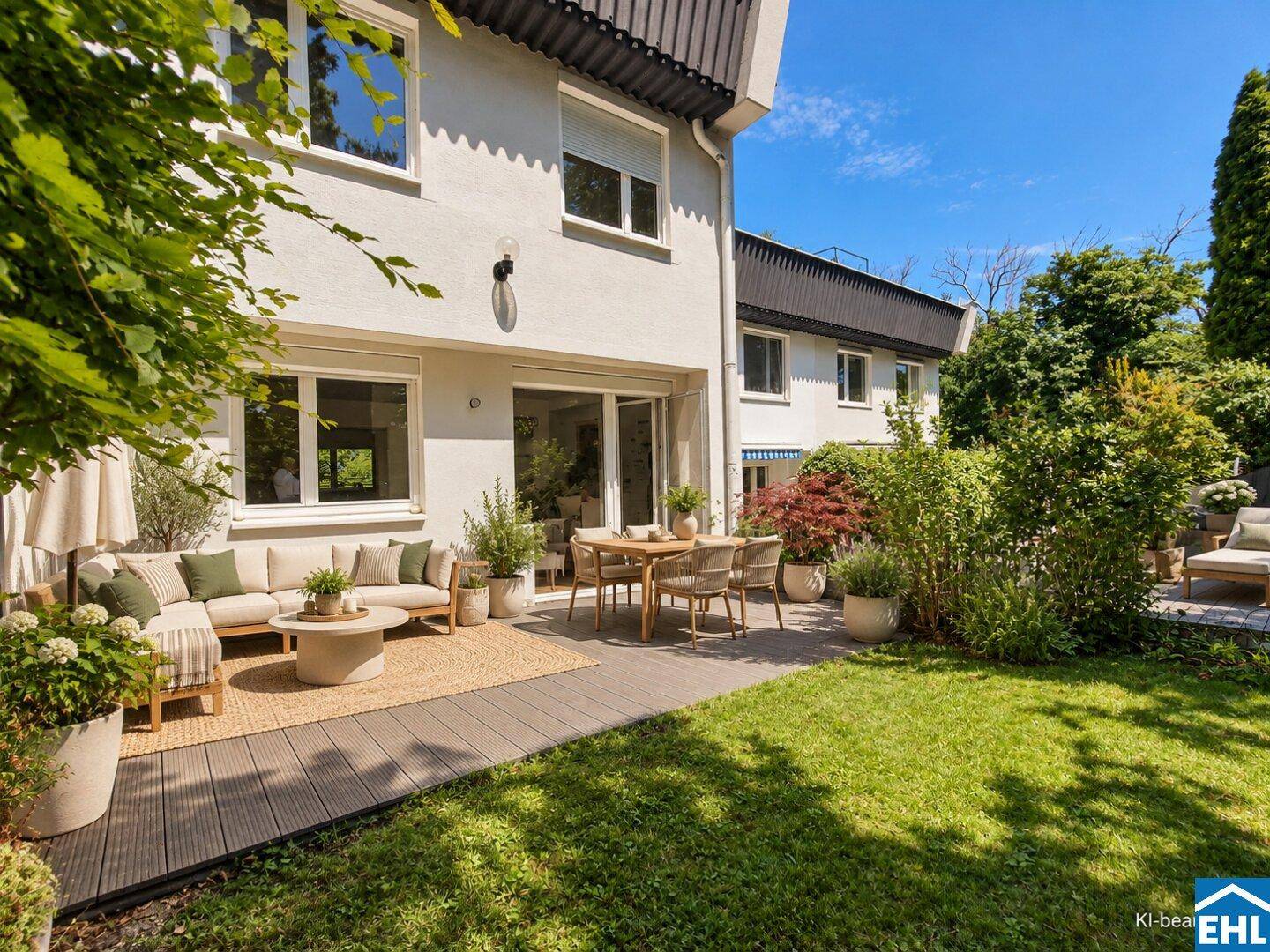 Gepflegter Gartenbereich mit Terrasse, Rasenfläche und Sitzgelegenheiten.
