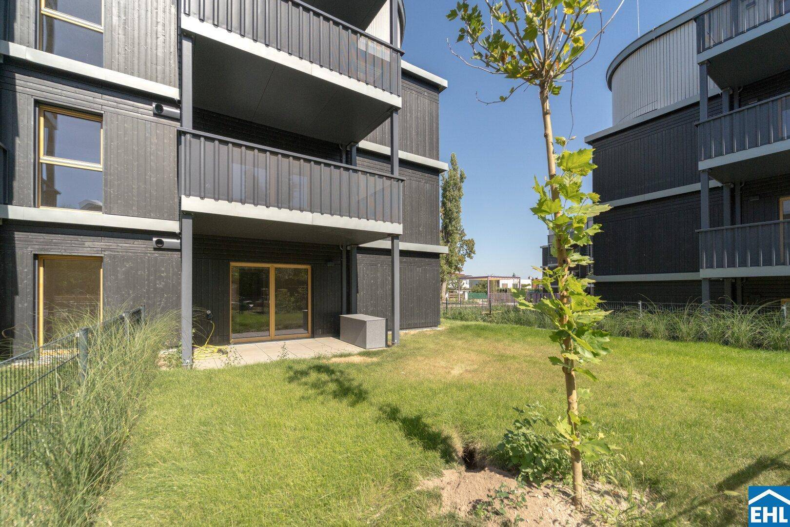 Privater Gartenbereich einer Erdgeschosswohnung mit Terrasse und Rasenfläche.