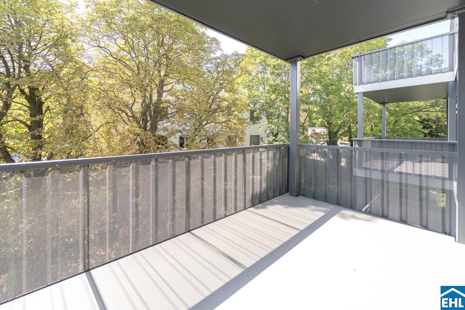 Geräumiger Balkon mit moderner Metallbrüstung und Blick ins Grüne, ideal zum Entspannen.