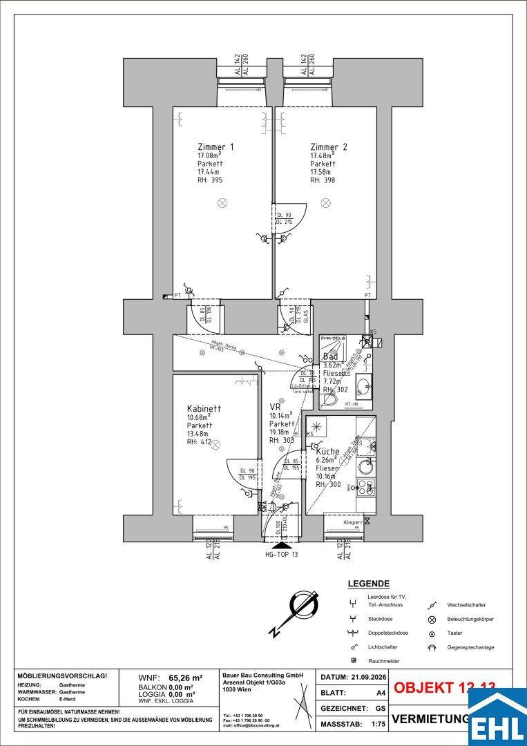 Grundriss einer Wohnung mit drei Zimmern, separater Küche und Bad. Die Böden sind mit Parkett und Fliesen ausgestattet.