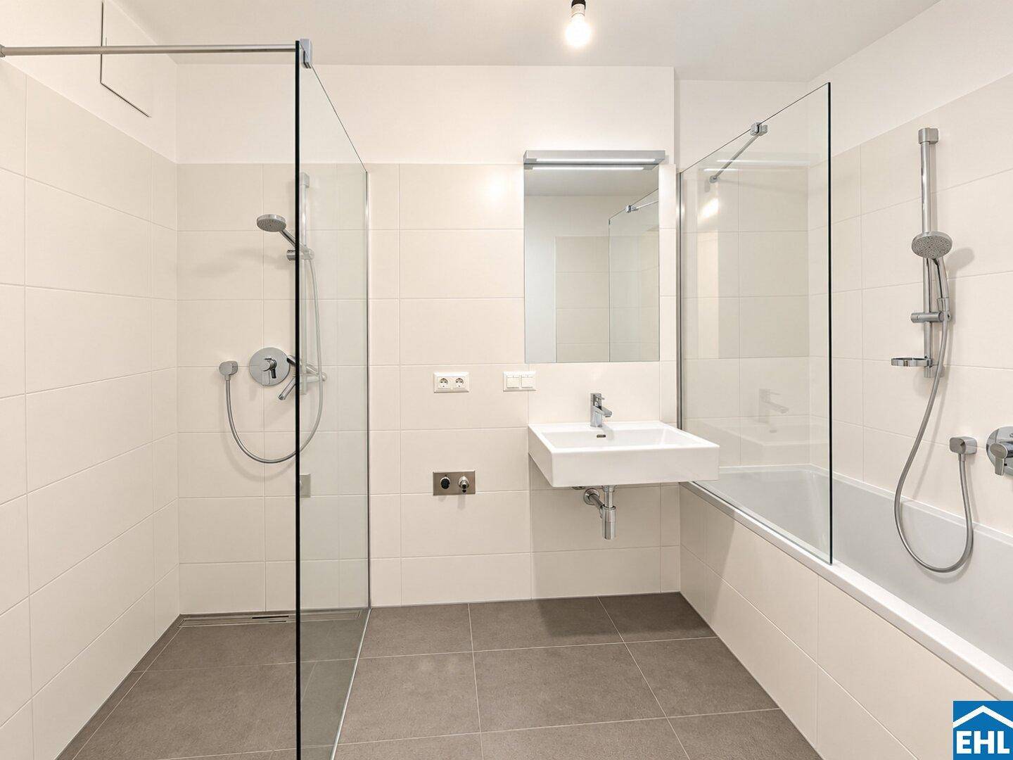 Modernes Badezimmer mit weißen Fliesen, begehbarer Dusche, Badewanne und Einzelwaschbecken.