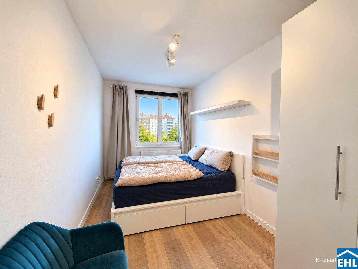Helles Schlafzimmer mit Holzboden, großem Fenster und Blick auf die Stadt.