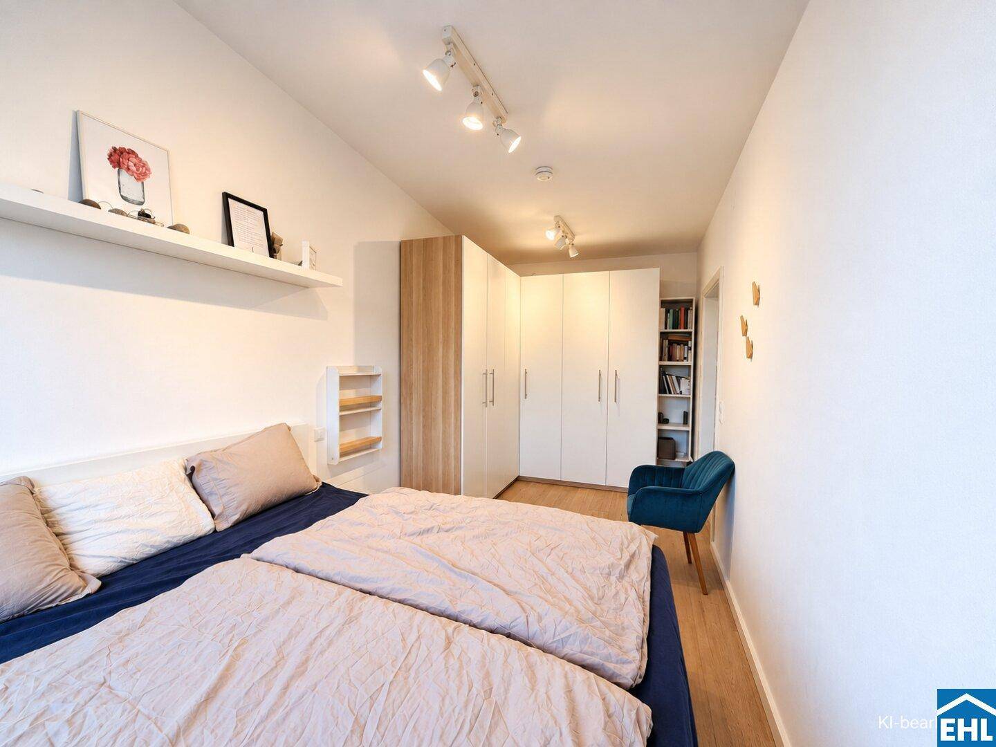 Modernes Schlafzimmer mit Holzboden, Einbauschränken und gemütlichem Sessel.