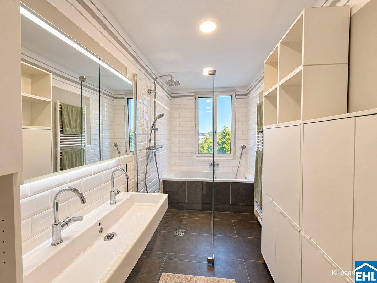 Modernes Badezimmer mit Doppelwaschbecken, Badewanne und separater Dusche.