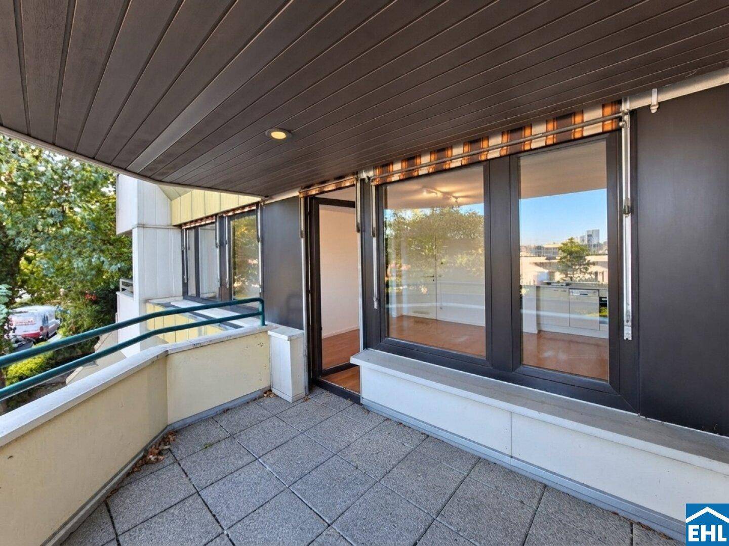 Geräumiger Balkon mit Fliesenboden und Blick ins Grüne, ideal für entspannte Stunden im Freien.