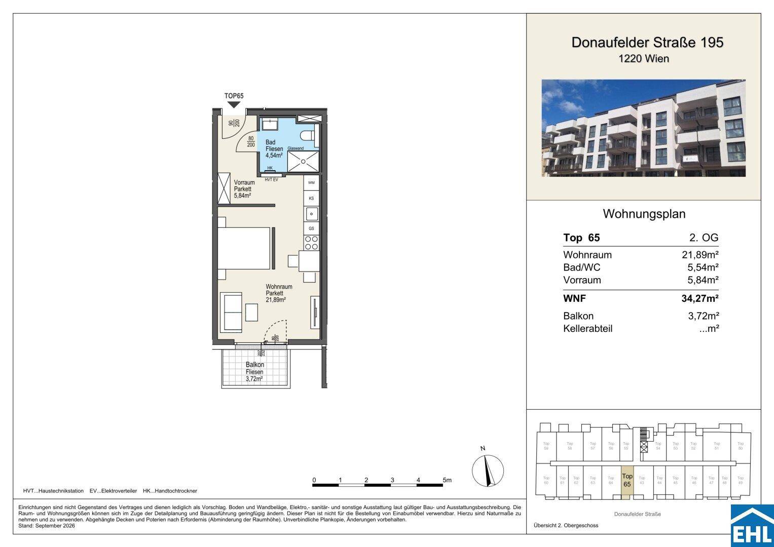 Grundriss einer Wohnung mit offenem Wohnbereich, Schlafzimmer und Balkon.