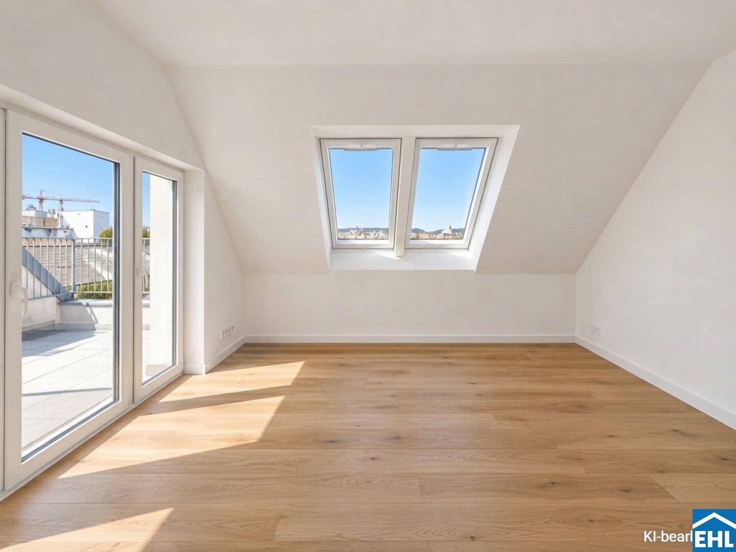 Heller Raum im Dachgeschoss mit Holzboden und großen Dachfenstern, bietet viel Tageslicht.
