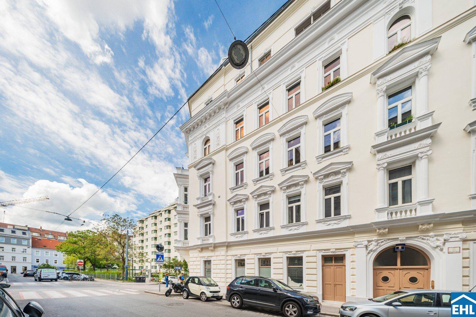 Klassisches Stadtgebäude mit reich verzierten Fenstern und einer charmanten Straßenansicht.