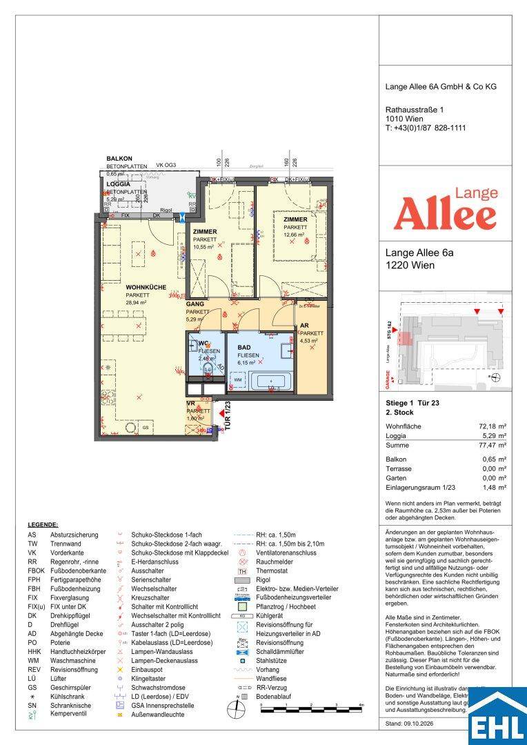 Moderne offene Küche und Essbereich mit Dachschrägenfenstern und Holzboden.