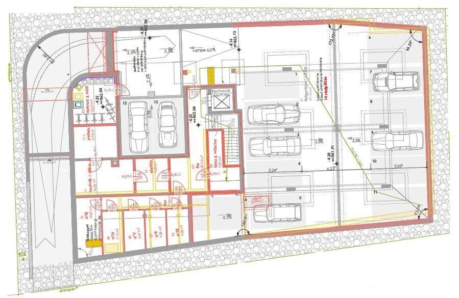 Grundriss der Tiefgarage mit mehreren Stellplätzen, Zufahrtsrampe und separaten Abstellräumen.