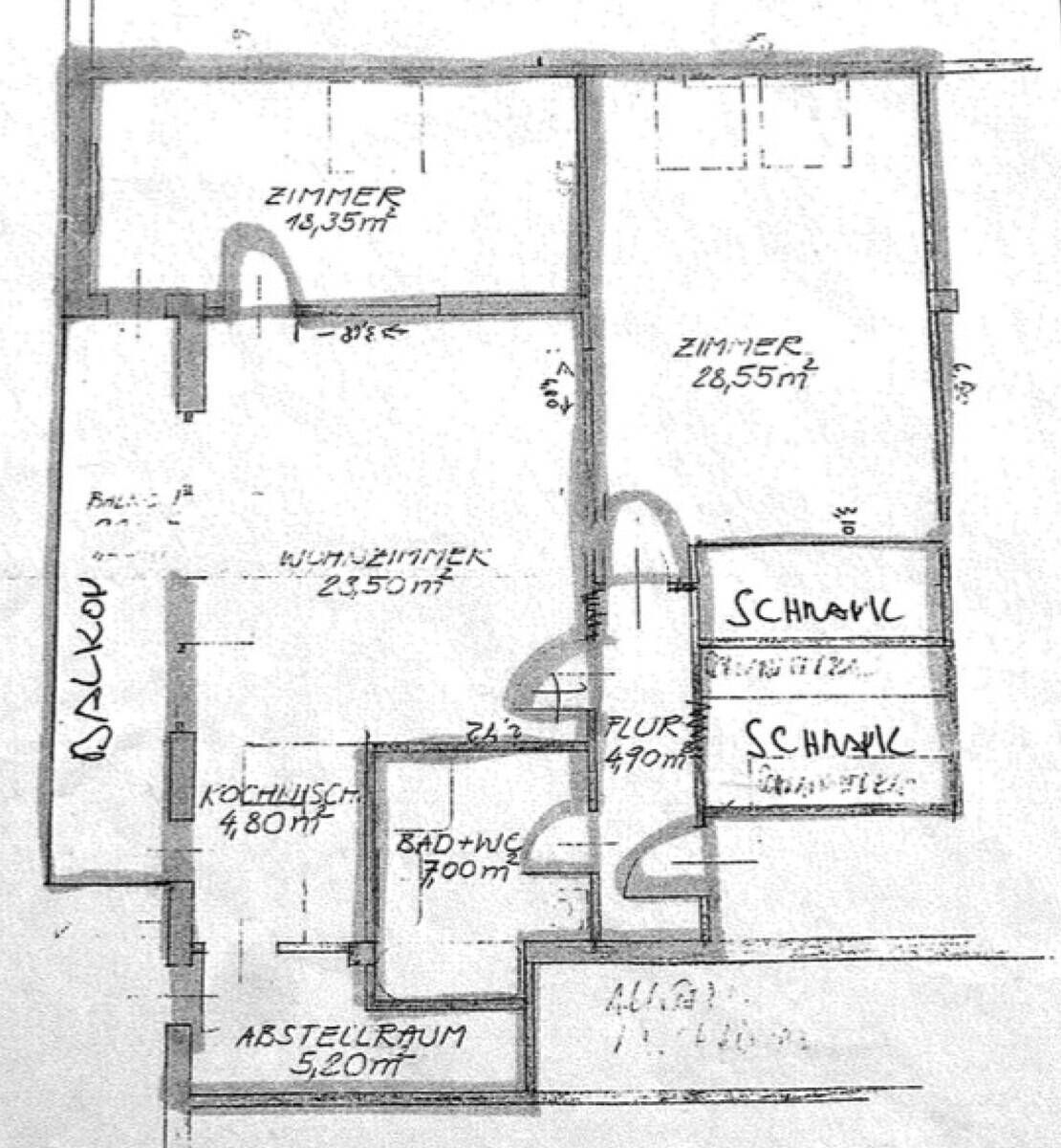 Handgezeichneter Grundriss einer Wohnung mit Balkon, zwei Zimmern und separater Küche.