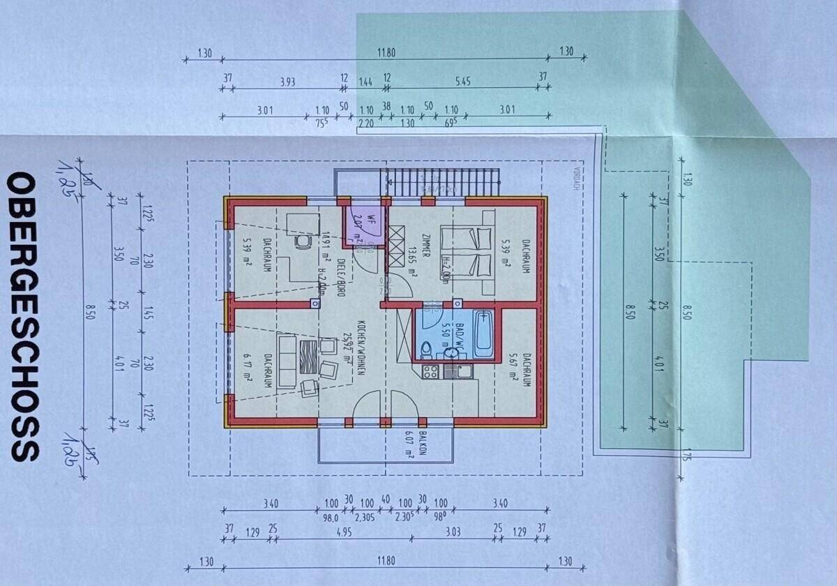 Grundriss des Obergeschosses mit Schlafzimmern, Bad, Dachschrägen und Balkonzugang.