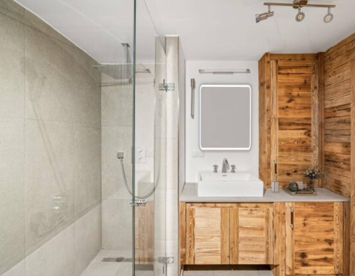 Modernes Badezimmer mit begehbarer Dusche, Holzverkleidung und stilvollem Waschbecken auf Waschtisch.