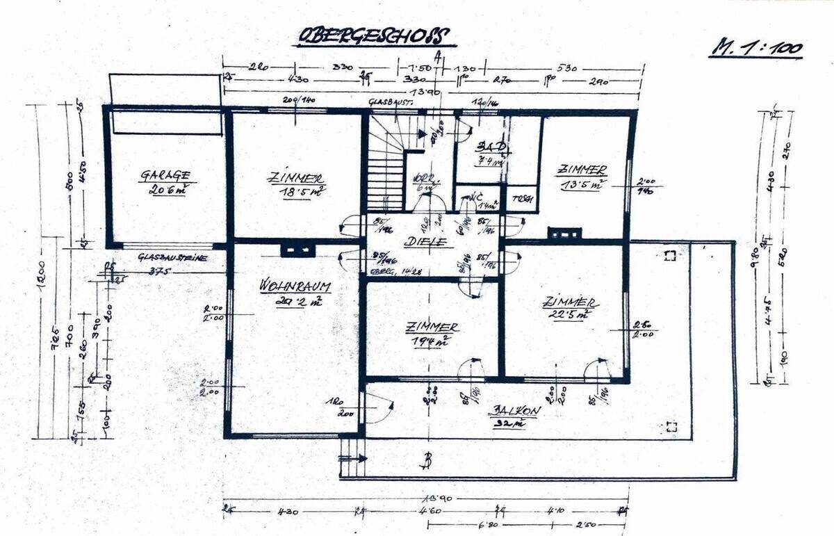Grundriss des Obergeschosses mit Wohnraum, Zimmern, Garage und Balkon.