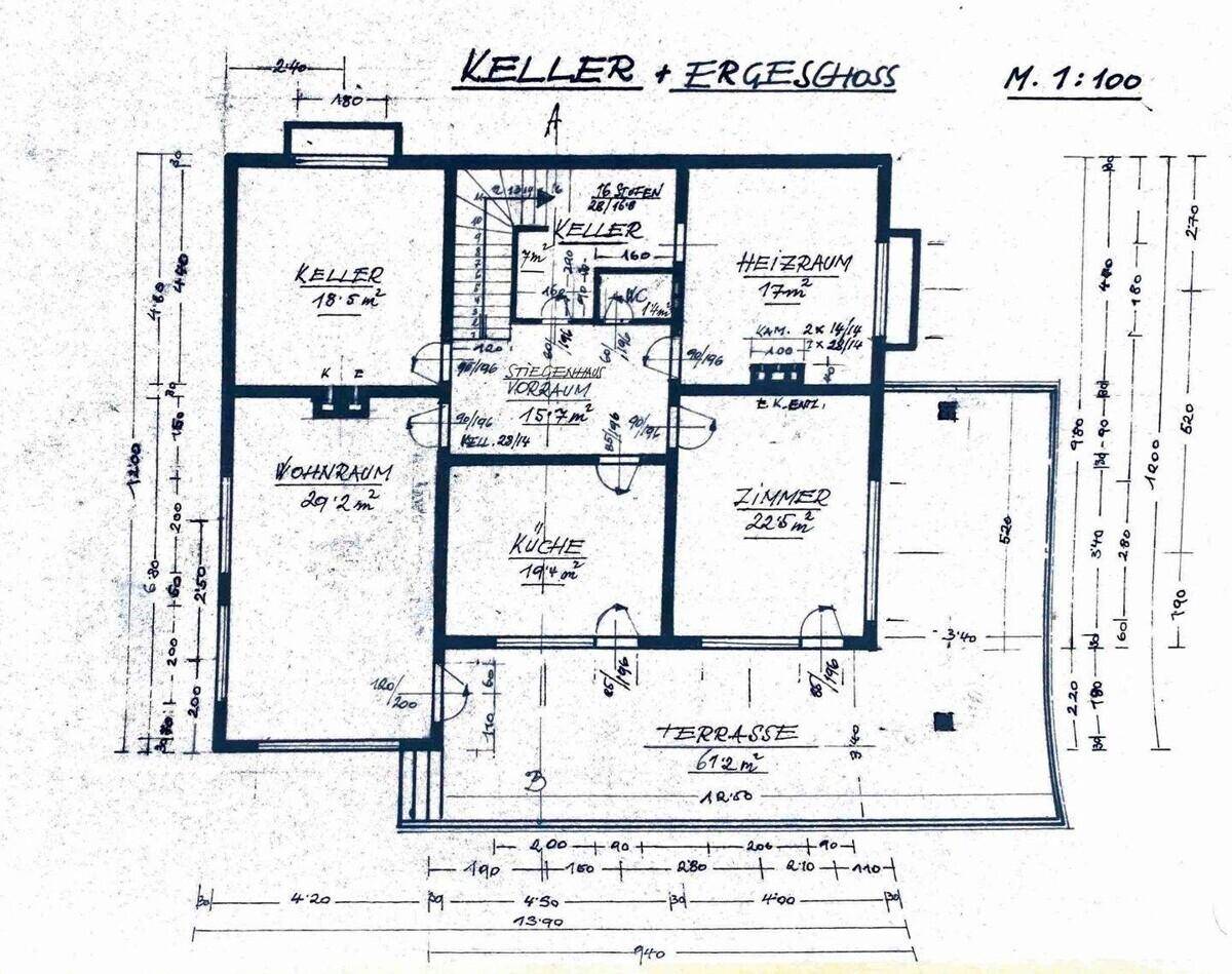 Grundriss von Keller und Erdgeschoss mit Wohnraum, Küche, Zimmern und Terrasse.