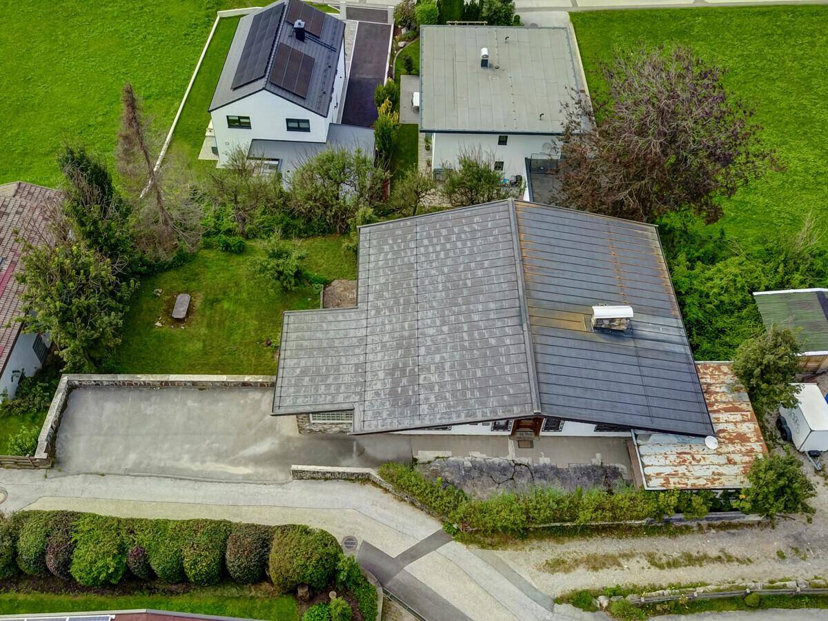 Senkrechte Luftaufnahme des Hauses mit Dach und angrenzendem Grundstück.