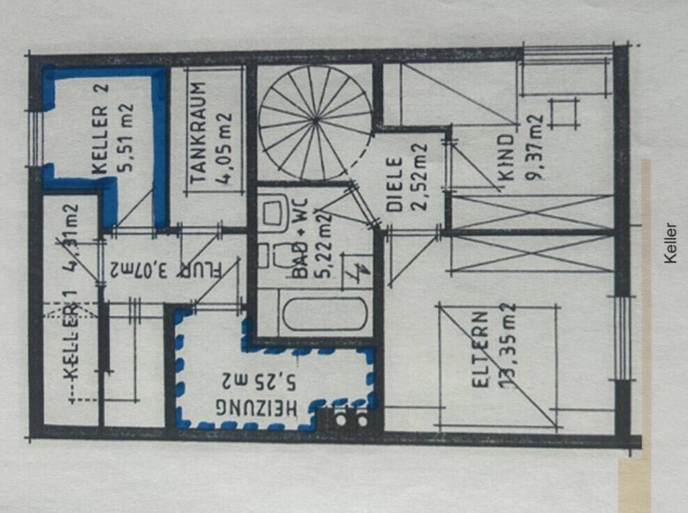 Handgezeichneter Grundriss des Kellergeschosses mit Kellerräumen, Heizung und Bad.