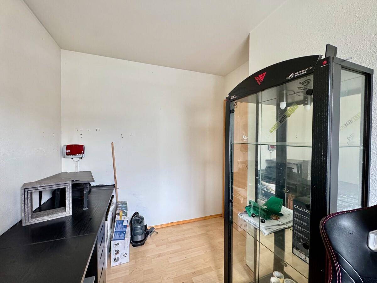 Büro mit Vitrine und ausreichend Platz für weitere Einrichtung.