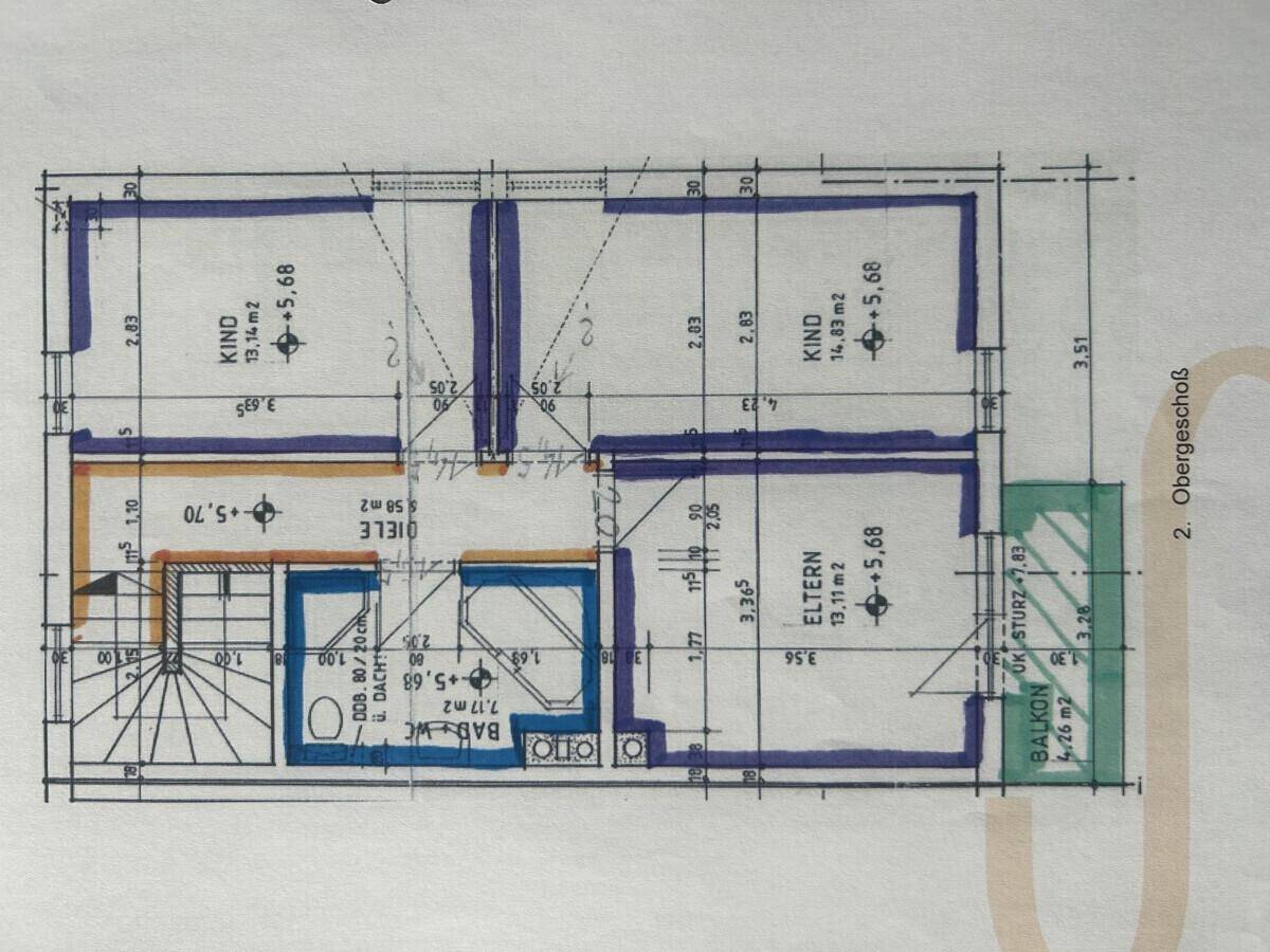 Handgezeichneter Grundriss des zweiten Obergeschosses mit Schlafzimmern, Bad und Balkon.