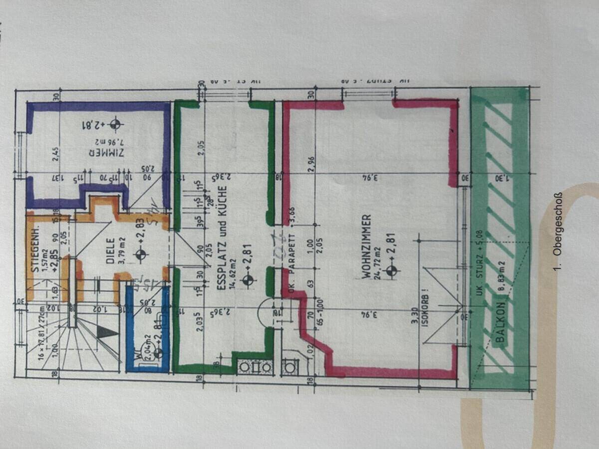 Handgezeichneter Grundriss des Obergeschosses mit Wohnzimmer, Küche und Balkon.