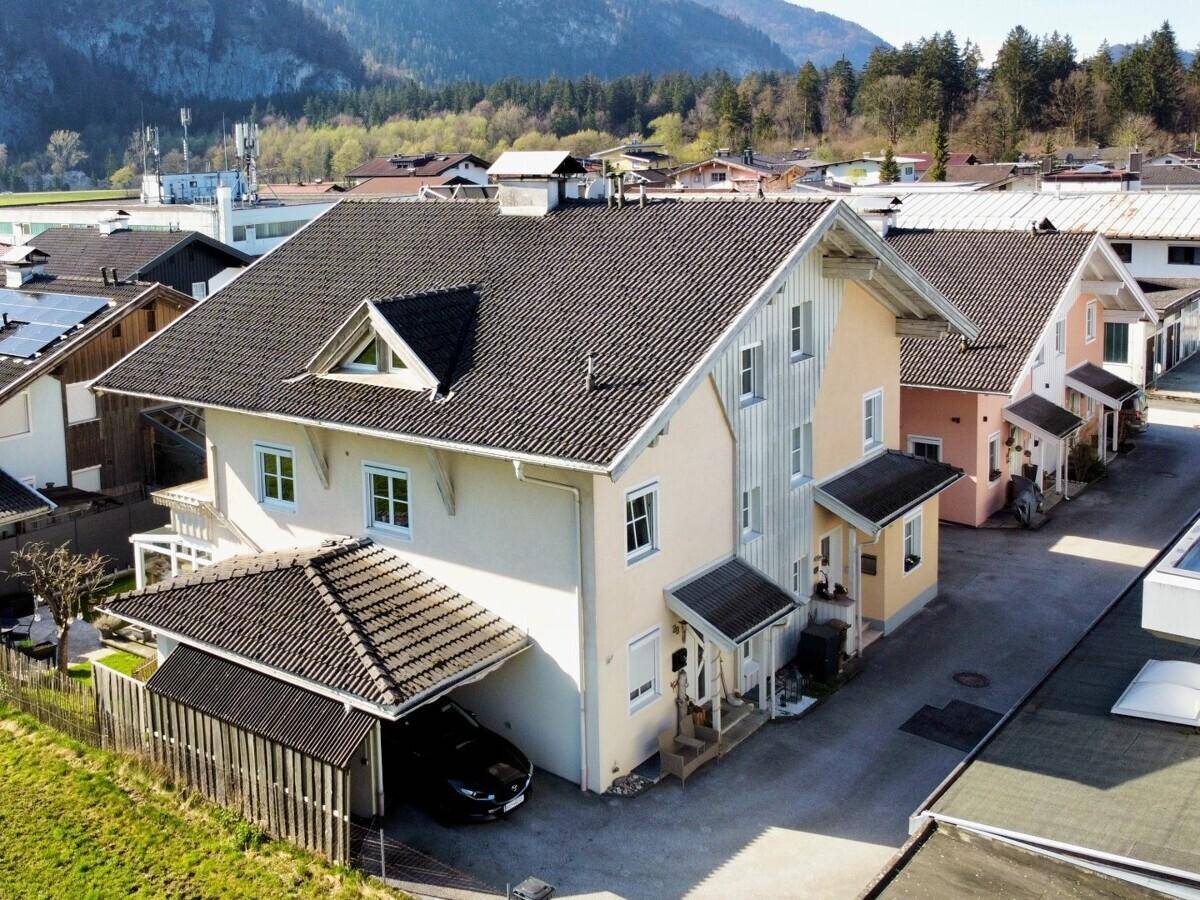 Ansicht des Hauses von vorne mit Carport und Zufahrt, umgeben von weiteren Gebäuden.