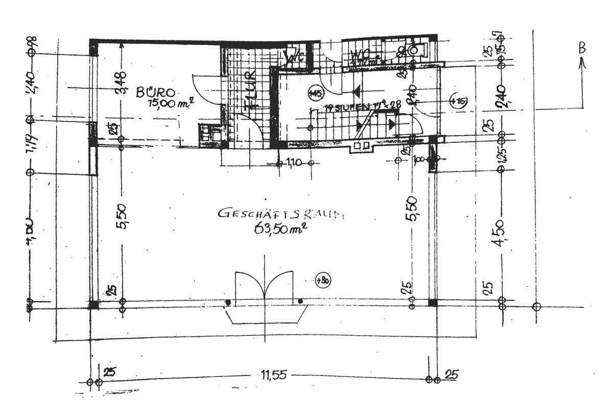 Handgezeichneter Grundriss mit Geschäftsraum, Büro und Treppenhaus.