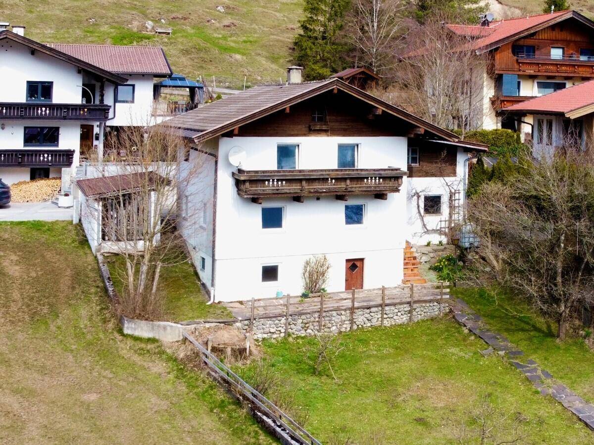 Freistehendes Haus mit Balkon und Garten in ländlicher Umgebung, umgeben von Natur.