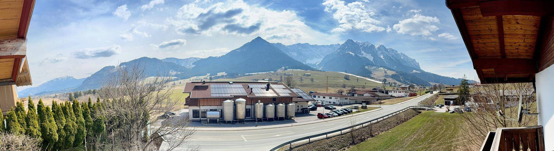 Panoramablick auf die beeindruckende Berglandschaft mit einem Gebäude und Solaranlage.