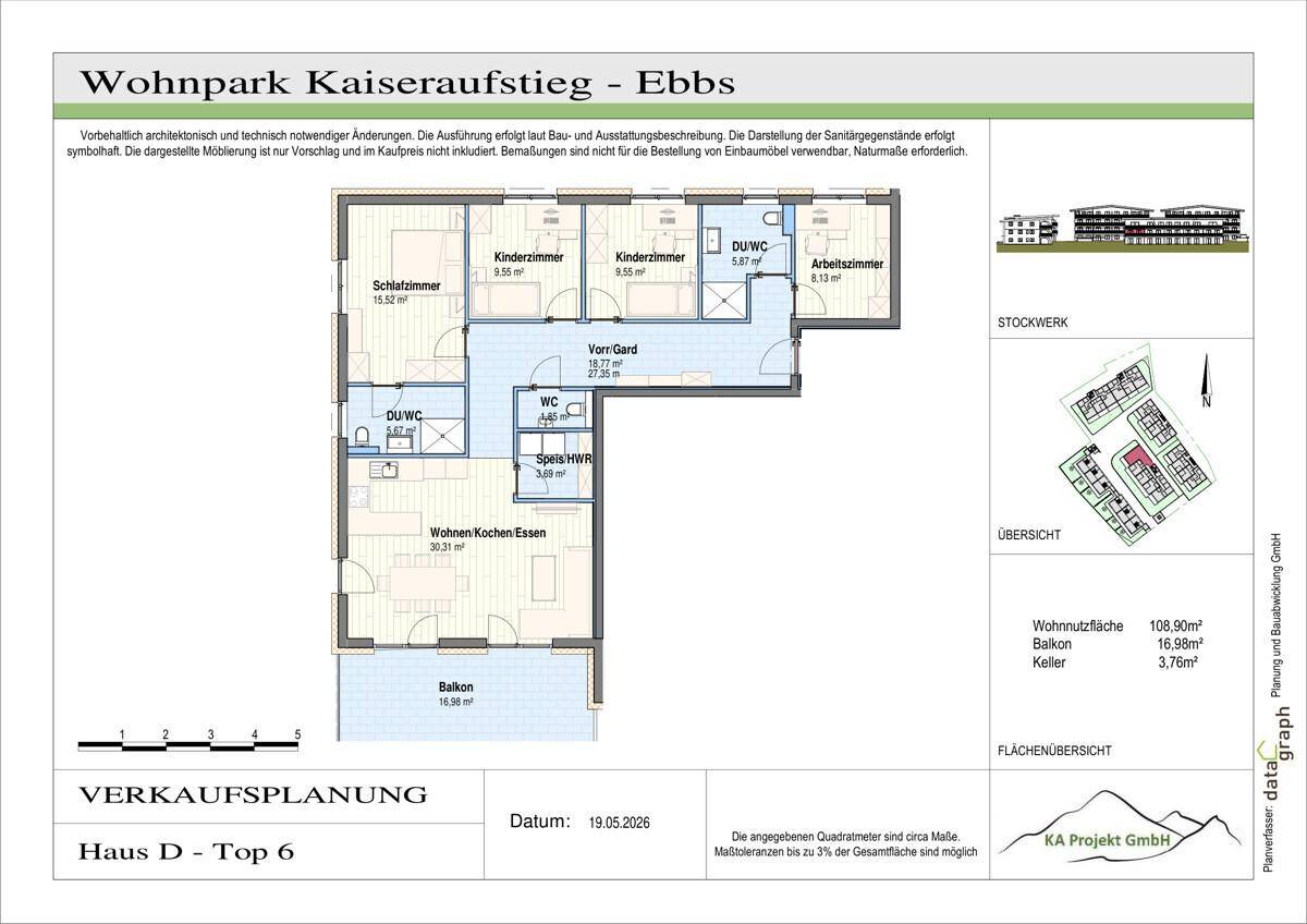 Detaillierter Grundriss einer Wohnung mit mehreren Zimmern, offenem Wohnbereich und Balkon.