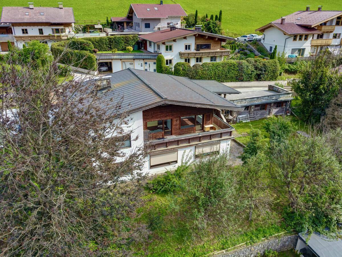 Luftaufnahme des Hauses mit Garten und umliegender Natur in sonniger Lage.