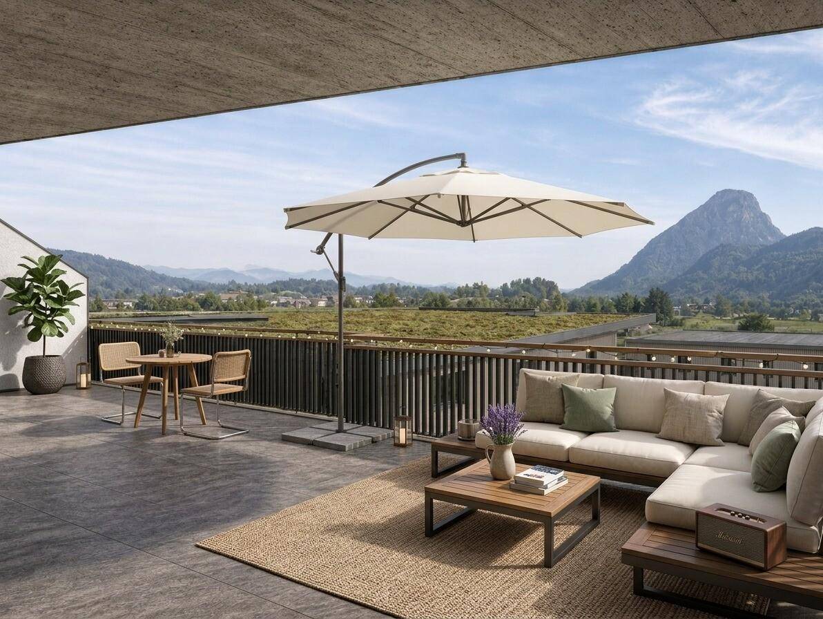 Geräumige Terrasse mit Lounge-Möbeln, Essbereich und weitem Blick auf die Berglandschaft.