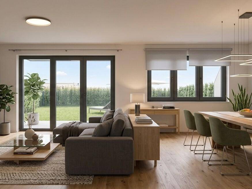 Heller Wohn- und Essbereich mit Holzboden, modernen Möbeln und Zugang zum Garten.