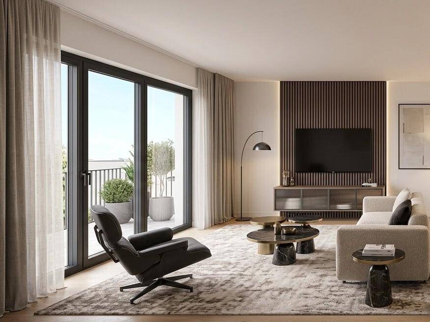 Helles Wohnzimmer mit großen Fenstern, modernem Mobiliar und Zugang zu einem Balkon.