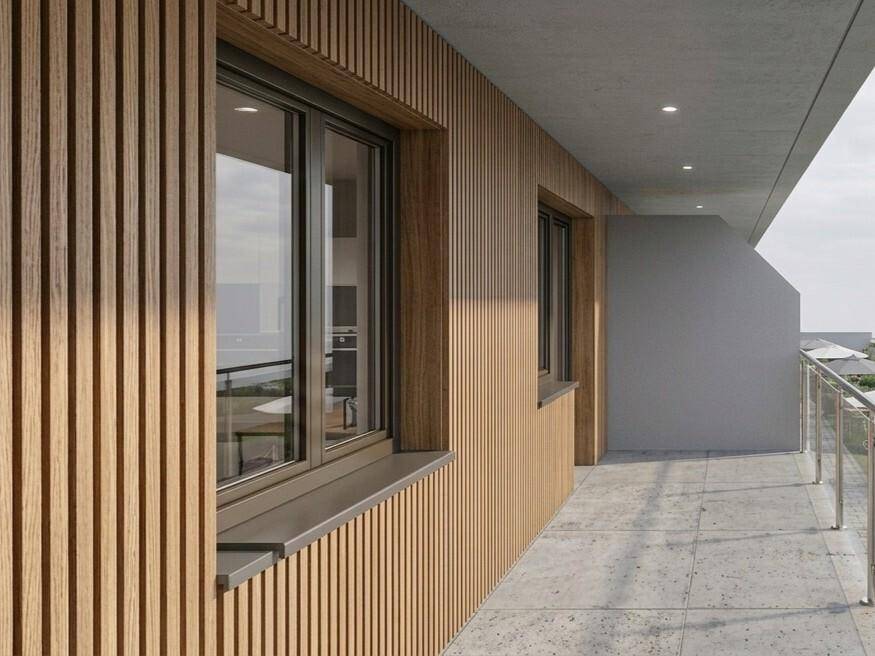Balkon mit Holzverkleidung und Metallgeländer, bietet einen seitlichen Ausblick.