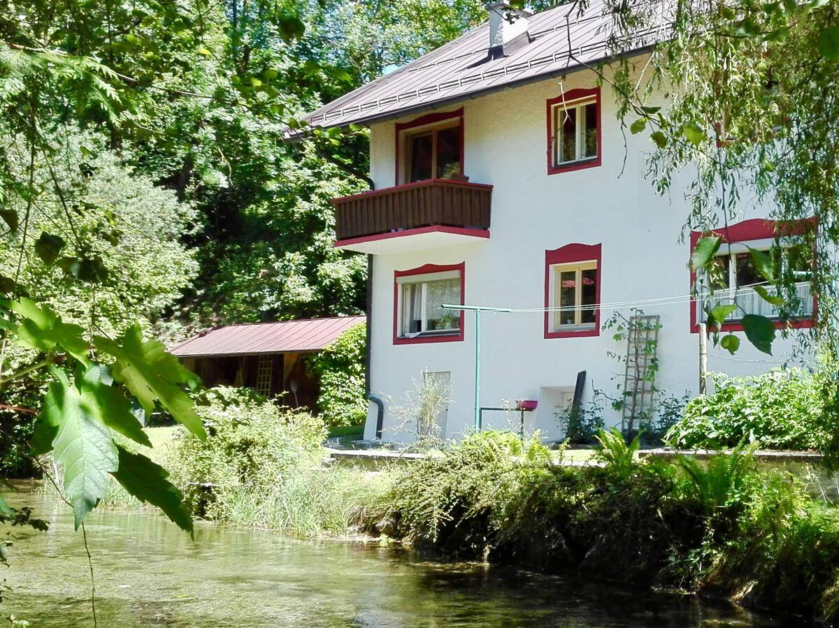 Zauberhafte Uferträume – Romantisches Landhaus am Bach