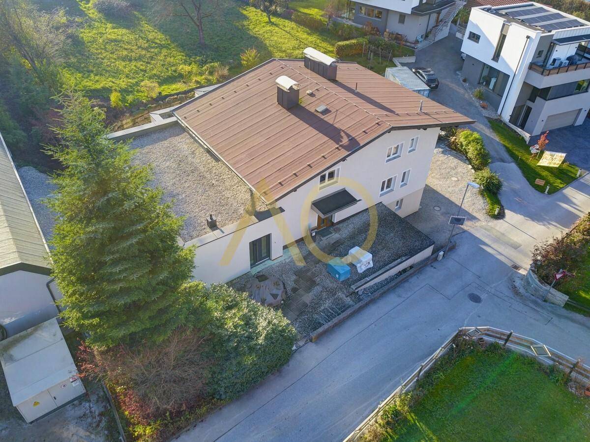 Luftaufnahme des Anwesens mit großem Grundstück, Carport und umliegender Natur.