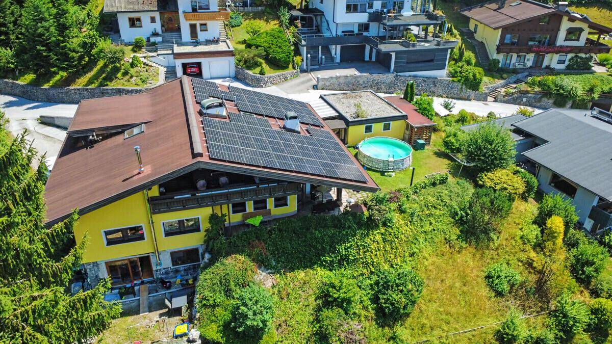 Luftaufnahme des Anwesens mit Solaranlage auf dem Dach, Pool und weitläufigem Garten.