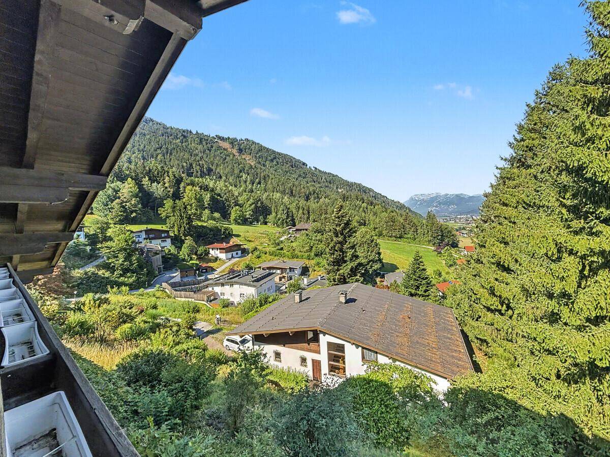 Weitläufiger Panoramablick über die Landschaft mit Häusern, Wäldern und Bergen.