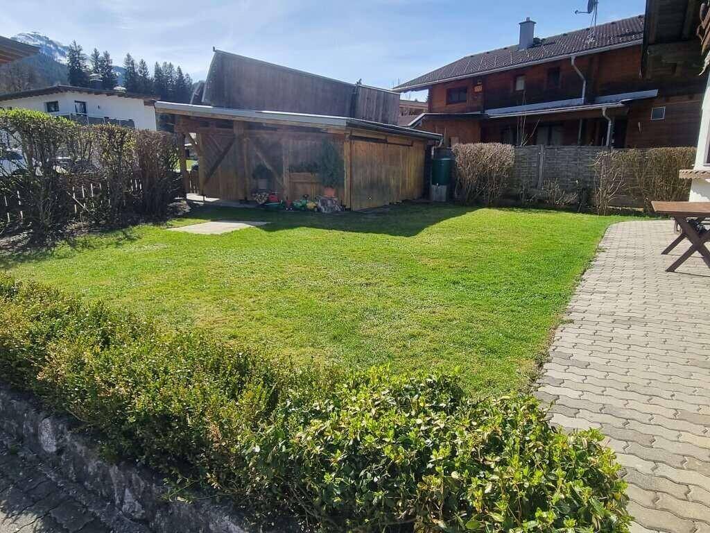 Garten mit Carport und Solaranlage.jpg