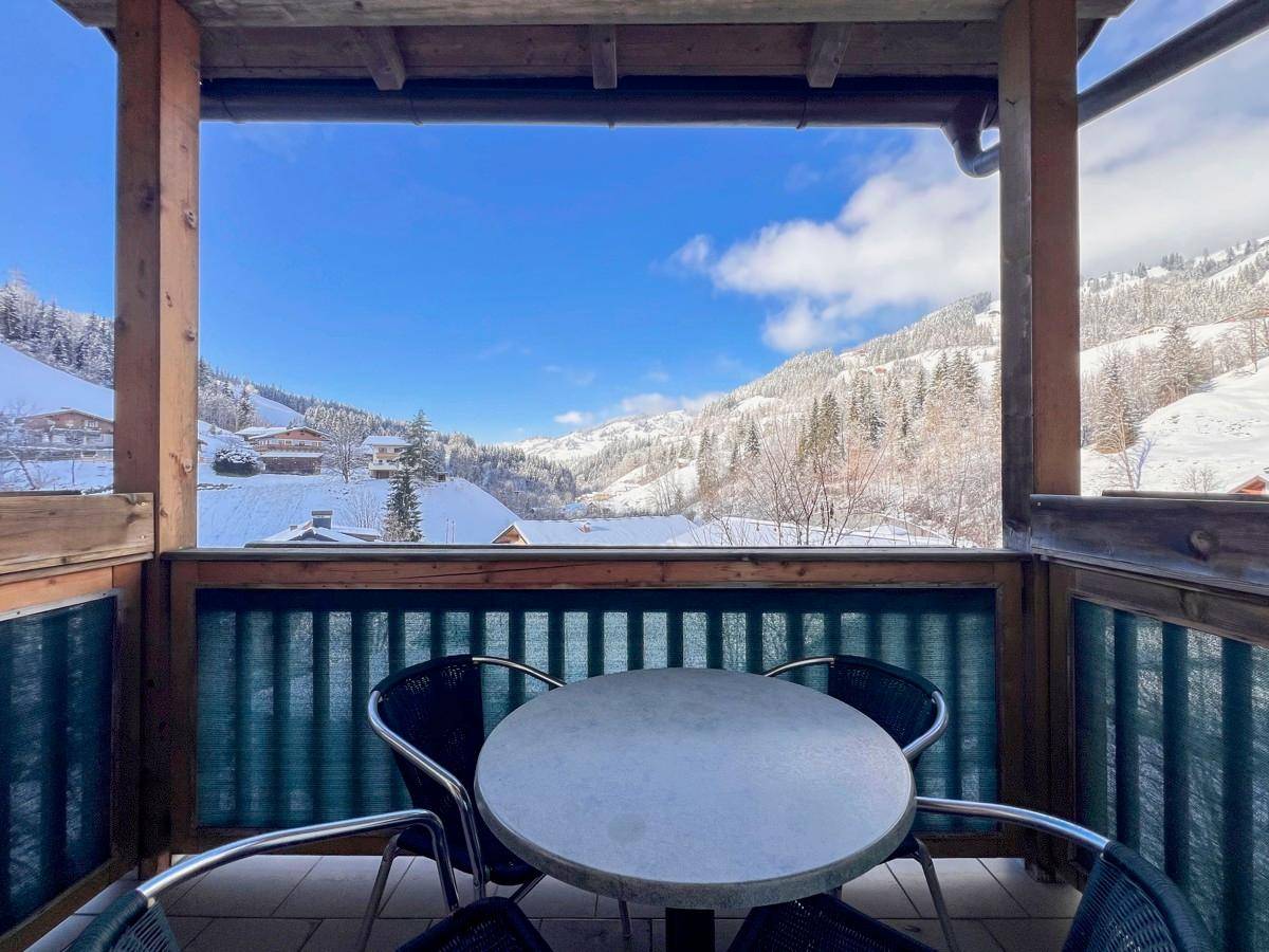 Masterbereich mit Terrasse und Bergblick