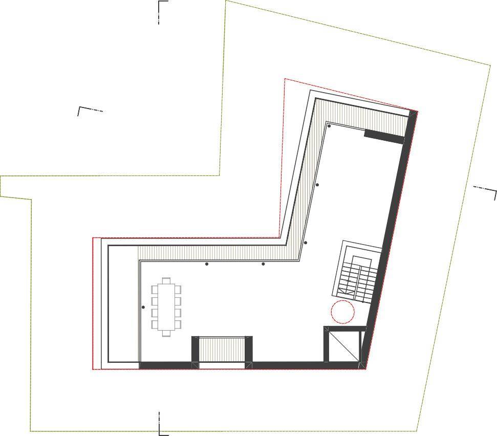 Grundriss des ersten Obergeschosses mit Essbereich und Zugang zu einem großzügigen Außenbereich.
