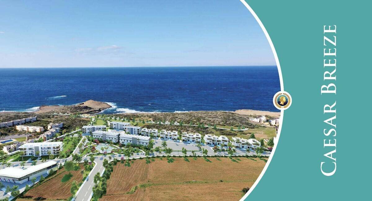 Luftaufnahme des Caesar Breeze Resorts mit Gebäuden und Grünflächen in Küstennähe unter blauem Himmel.